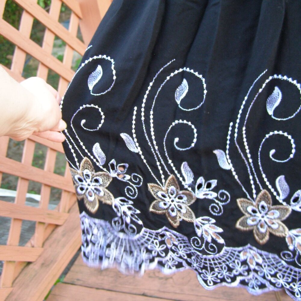 🌹 NEW size L/XL 10-12 Black Skirt with Floral Embroidered design - Picture 4 of 13